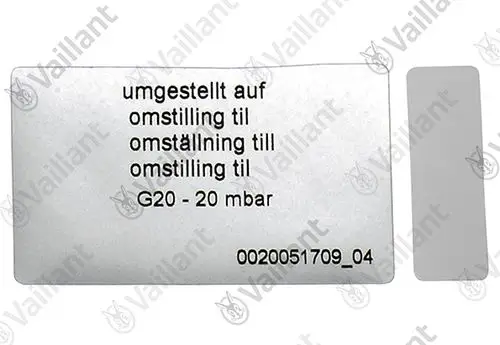 Metallisches Etikett von Vaillant mit mehrsprachigen Informationen zur Umstellung, inklusive deutschem und schwedischem Text, und technischen Angaben zu Druckparametern.